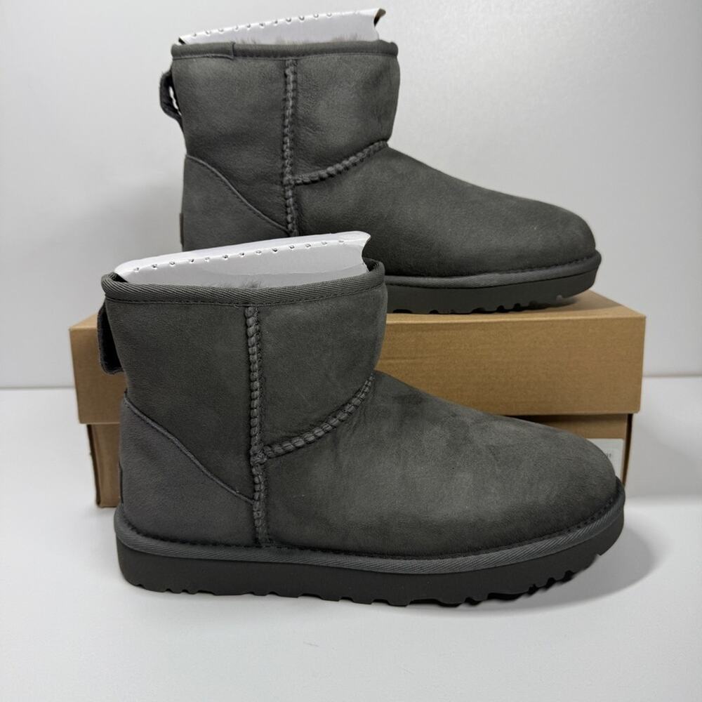 NIB • UGG Women's Classic Mini II Size: 7
